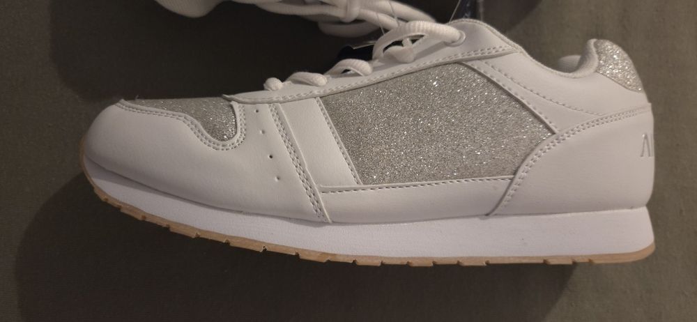 Adidasi AIRNESS produs nou