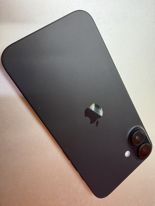 iPhone 16 plus заключен с iCloud