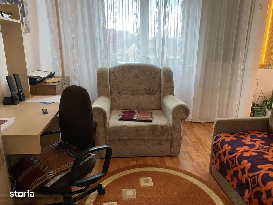 Apartament 4 camere,  zona Calea Moldovei, et. 3