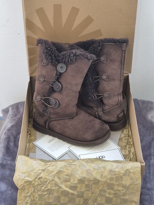 UGG    W   Bailey Button Triplet      Chocolate
