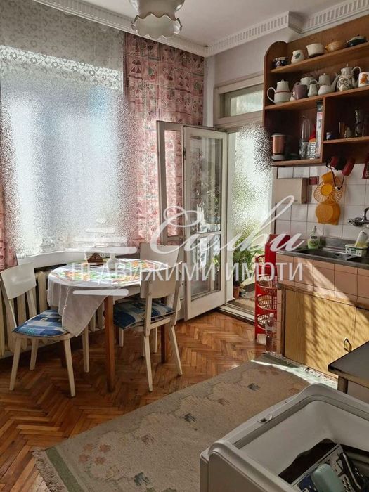 Тристаен ТУХЛЕН апартамент на предпочитан ТРЕТИ ЕТАЖ – кв. Център