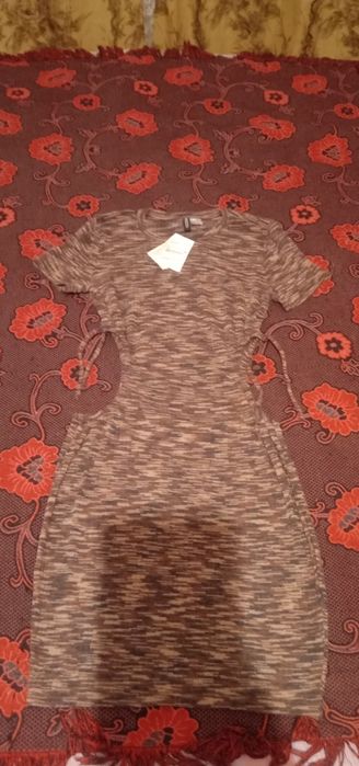 Платье новое, S, тянется немного.