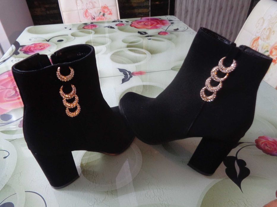 Vand ghete din piele intoarsa inblanite.