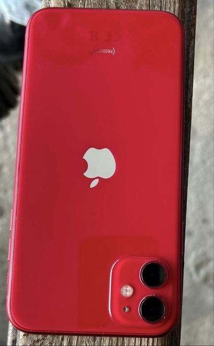 Vând iPhone 11 roșu, în stare foarte bună, 64GB, baterie 100%, perfect funcțional. Inclusiv cele doua huse!