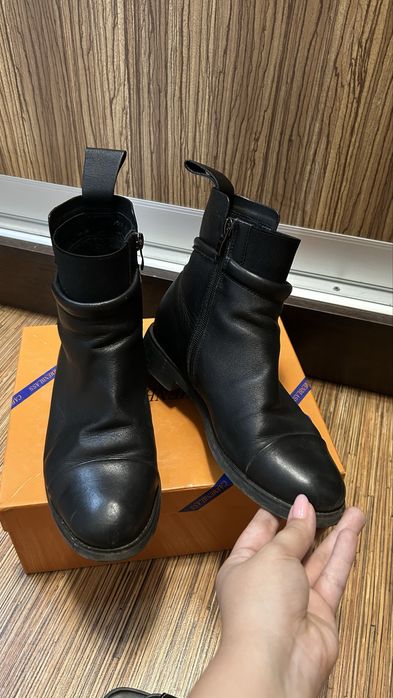 Продам в одни руки ботинки + шлепанцы