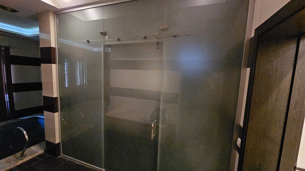 Раздвижная стеклянная  дверь, перегородка