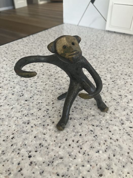 Продам чугунную статуэтку обезьянки