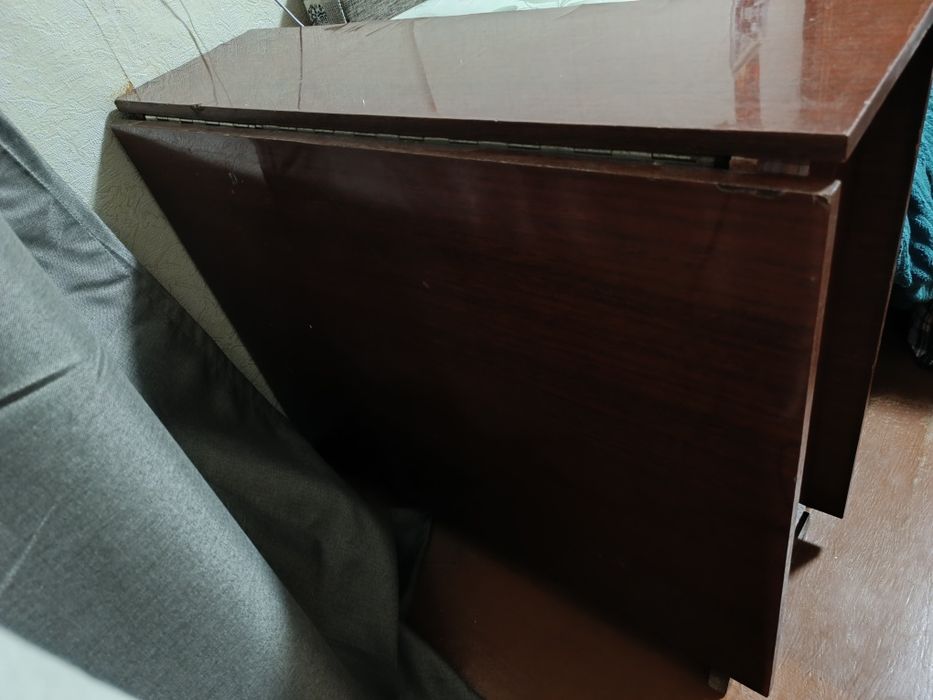 Продам срочно сервант и стол