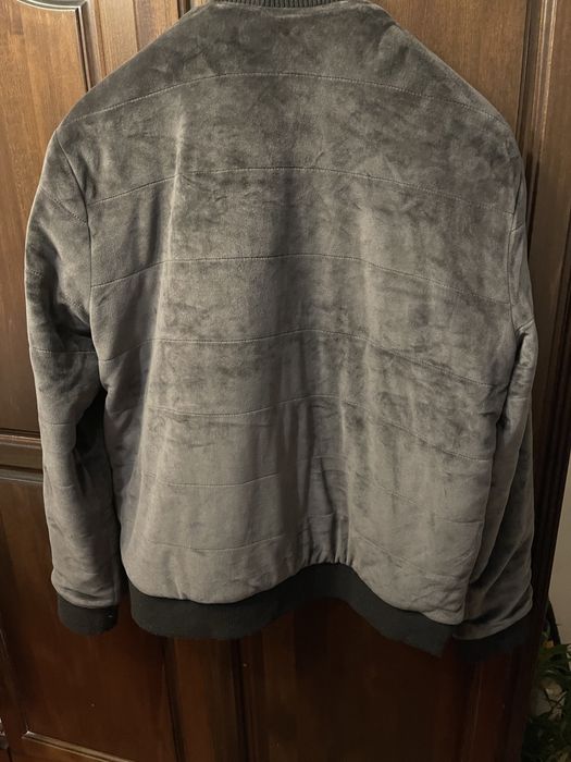 Бомбер имитиращ велур Bershka