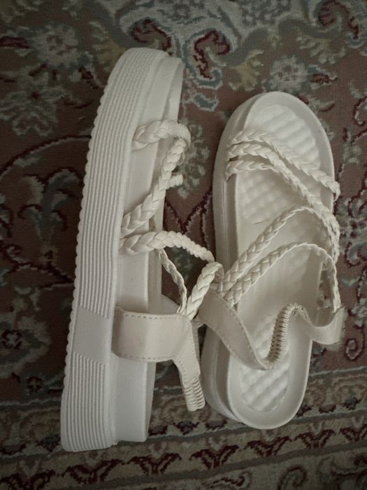 Новые босоножки 38-39 размера мягкие,удобные привезенные с Вьетнама