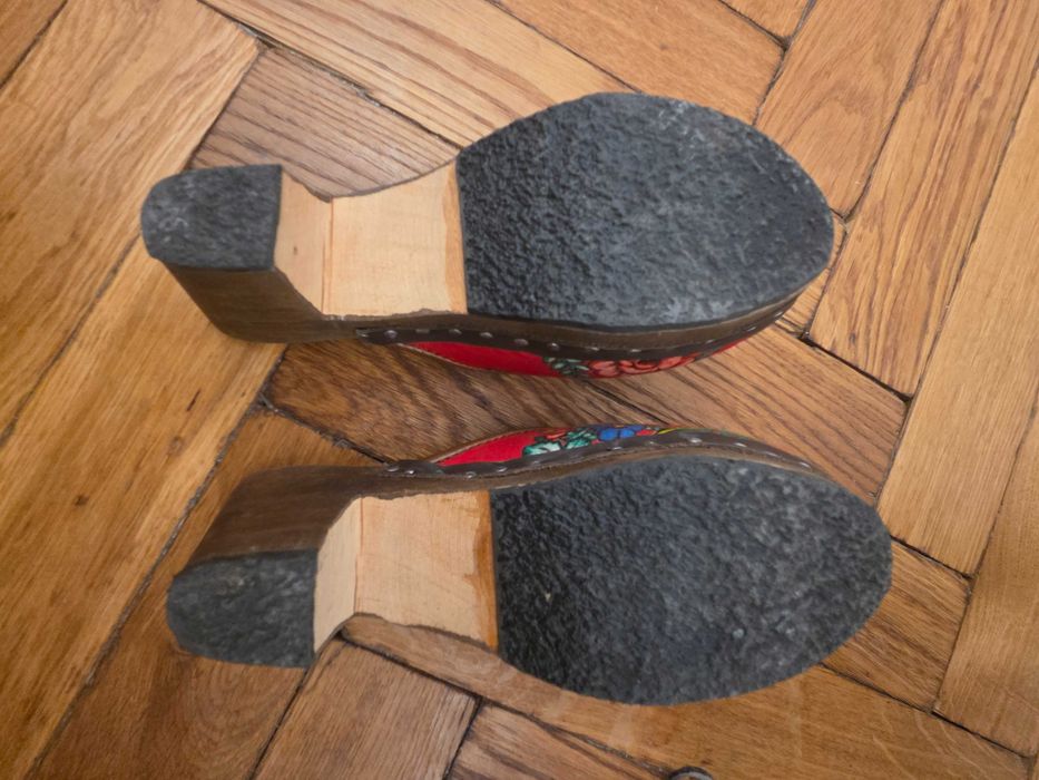 Saboti lucrati manual, lemn, piele, material textil