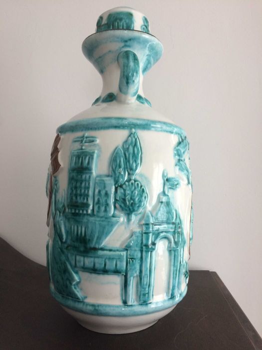 ваза  порцелан от  80- те  години