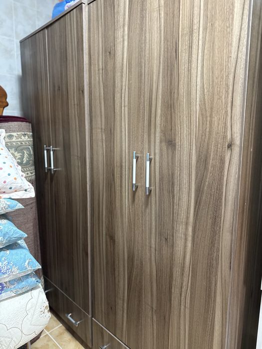 Продаю шкаф с тумбочкой