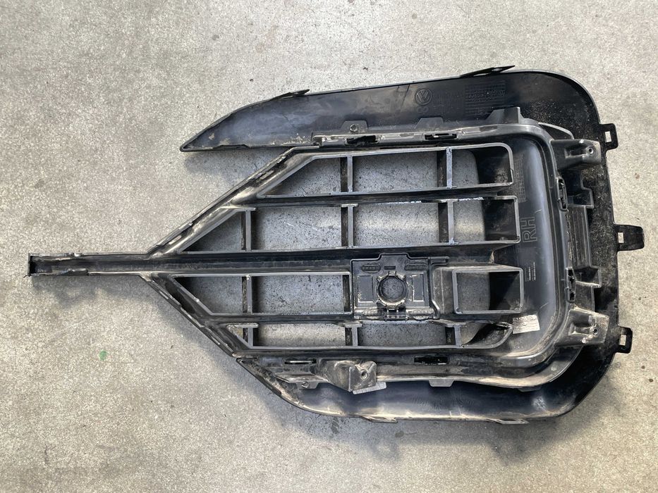 Grila bara fata dreapta Vw Touareg CR7 cod 760853666E