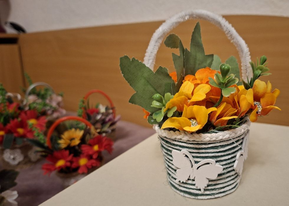 Цветя в ръчно изработена кошничка