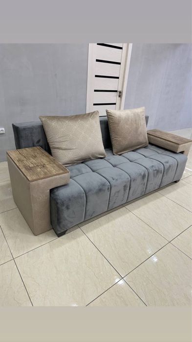 Качественный раскладной диван с столиком