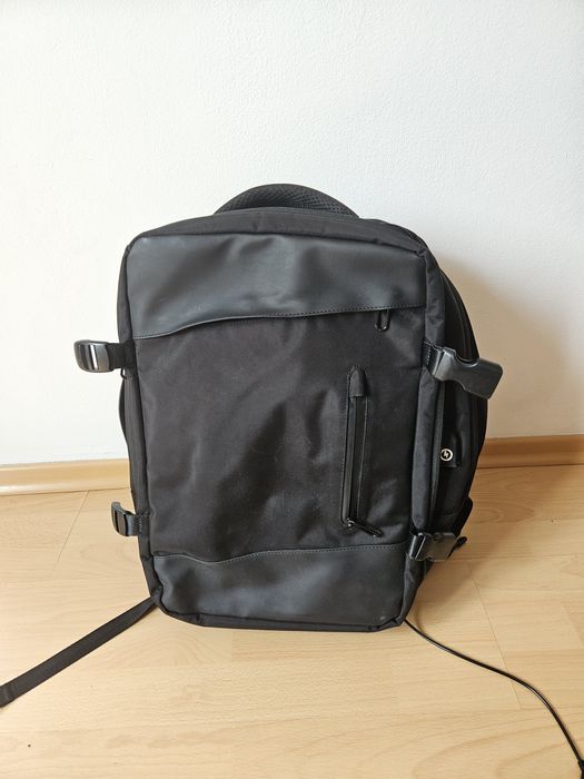 Здравейте, продавам голяма раница с 4 отделения и USB порт