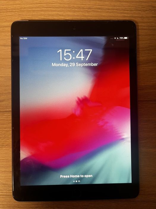 Таблет iPad с подарък стойка