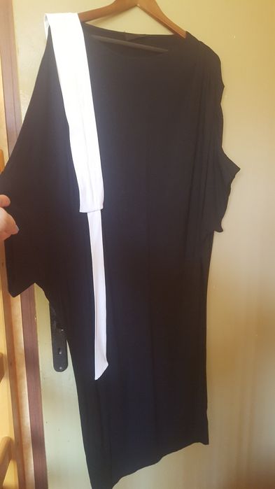 Черна рокля с бял колан