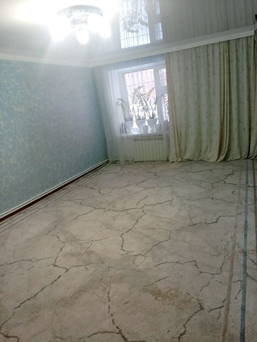 Продам дом в месте гаражом.