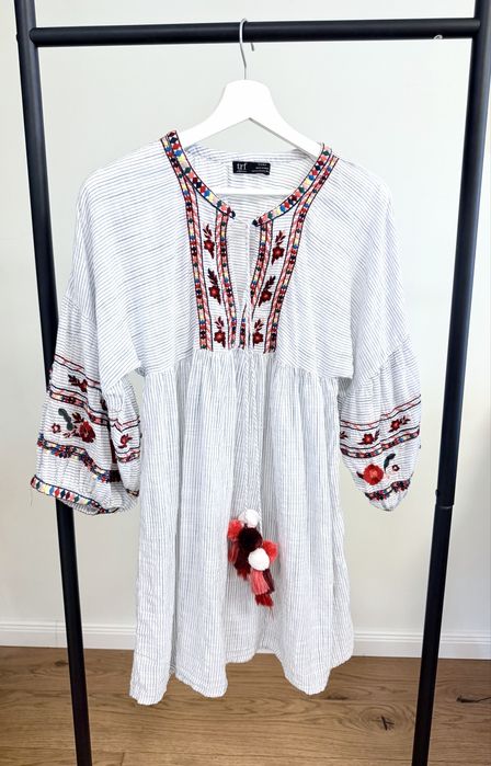 ZARA бродирана рокля