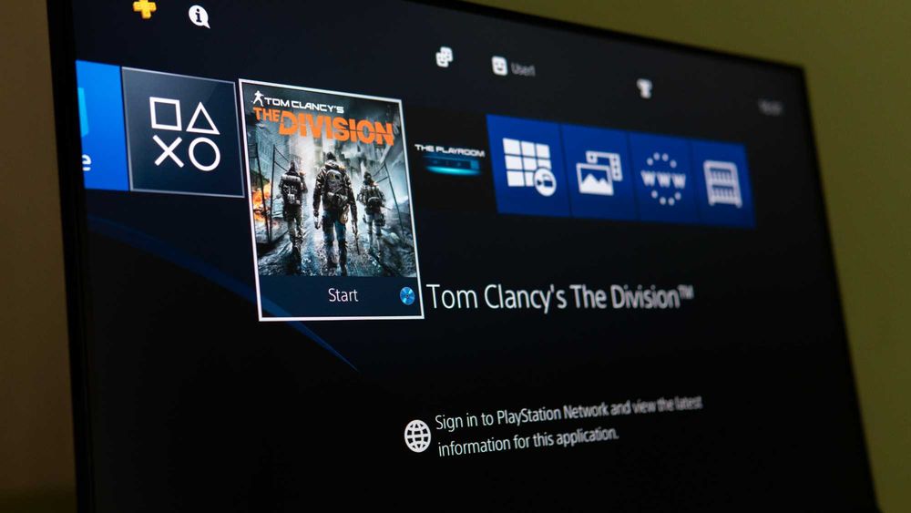 PlayStation 4 - PS4 в перфектно състояние + Контролер и Игра