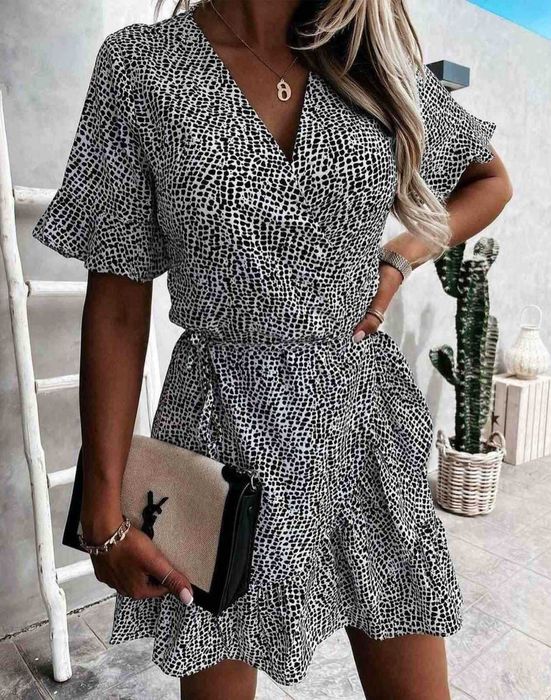 няколко вида дамски къси рокли и блузи чисто нови