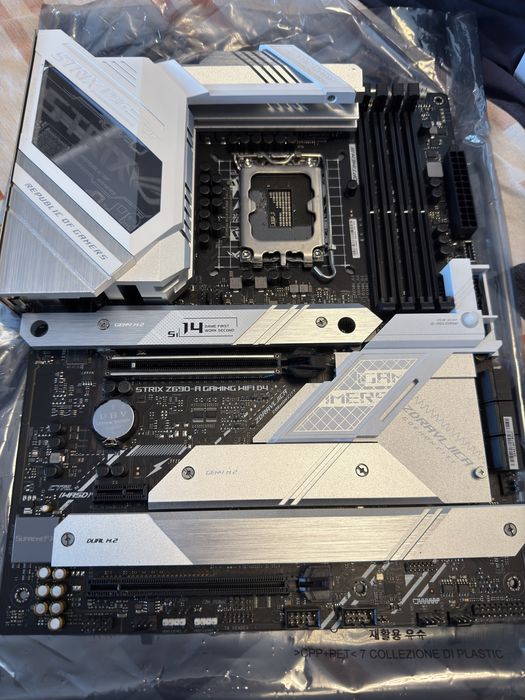 Placa de baza Asus ROG z790 strix, pini indoiti