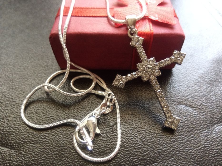 Дамско колие с кръст