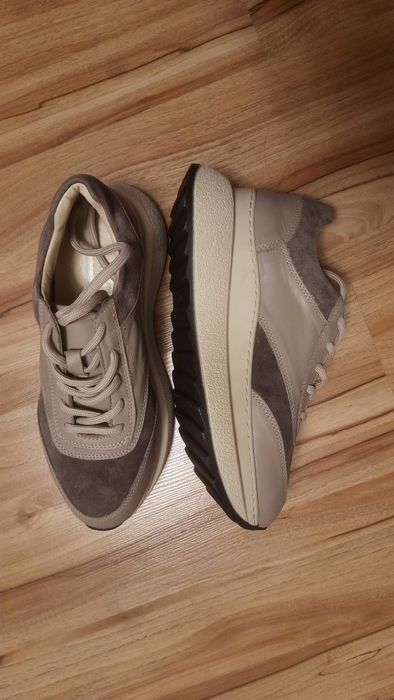 Продам новые кроссовки