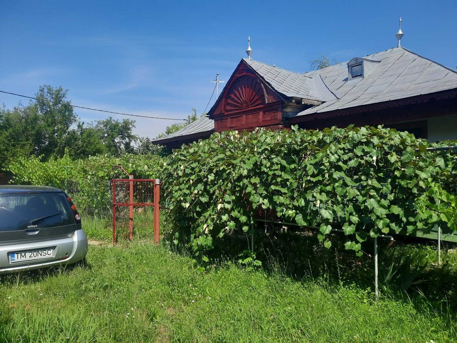 Casa cu 3 camere in Comuna Fagetelu Jud. Olt cu 8515 m2 teren ( 5975 m2 Intravilan, 140 m2 lac, 2400 m2 padure), totul compact, intr-un singur loc.