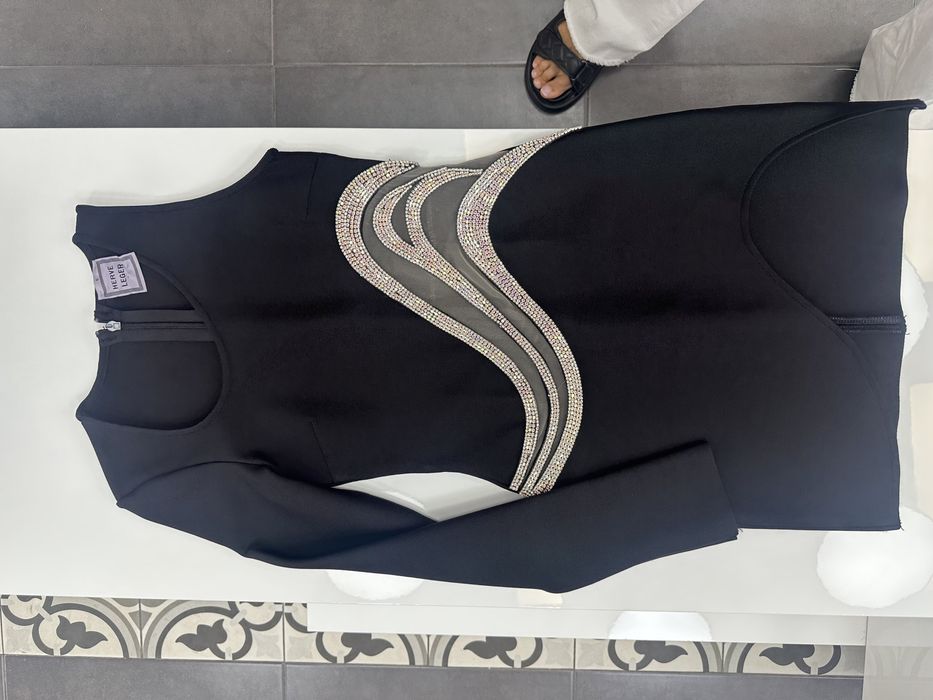 Черна рокля с камъни