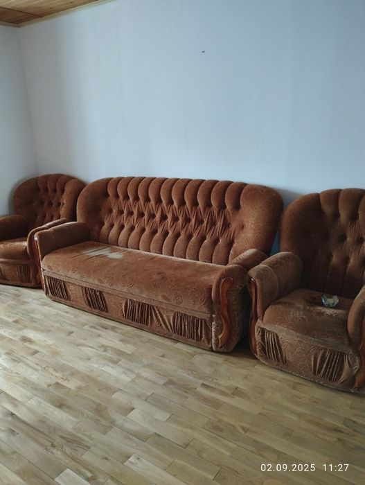 Продам диван и два кресла