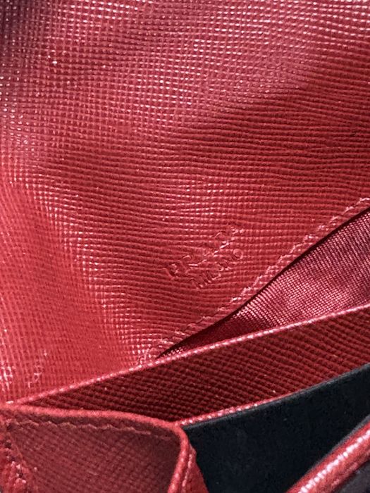 Portofel Prada cu strap pentru incheietura