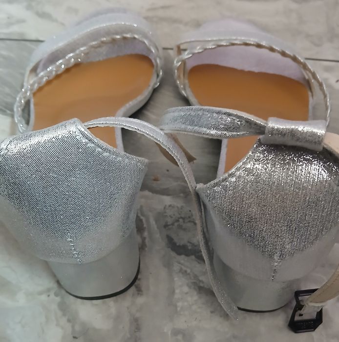 Sandale noi de  ocazie