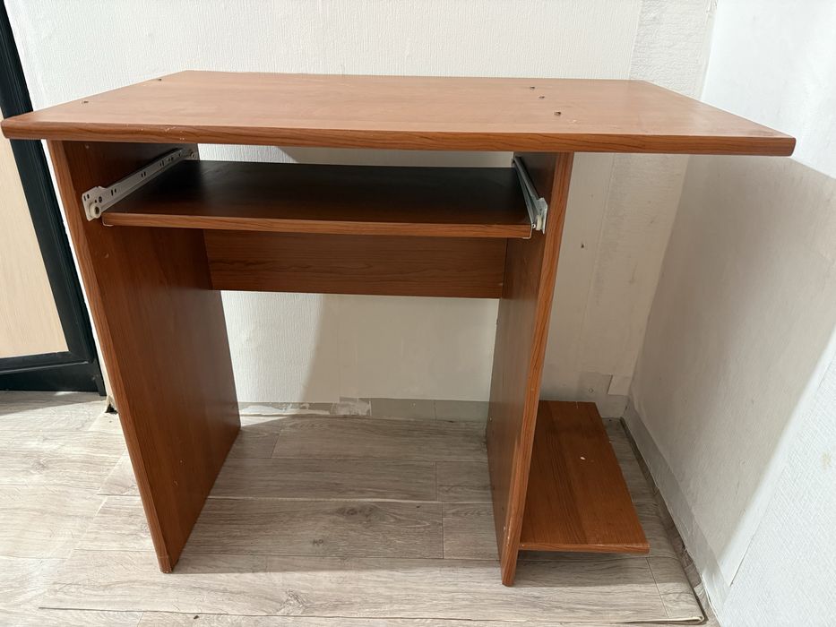 Продам компактный письменный стол