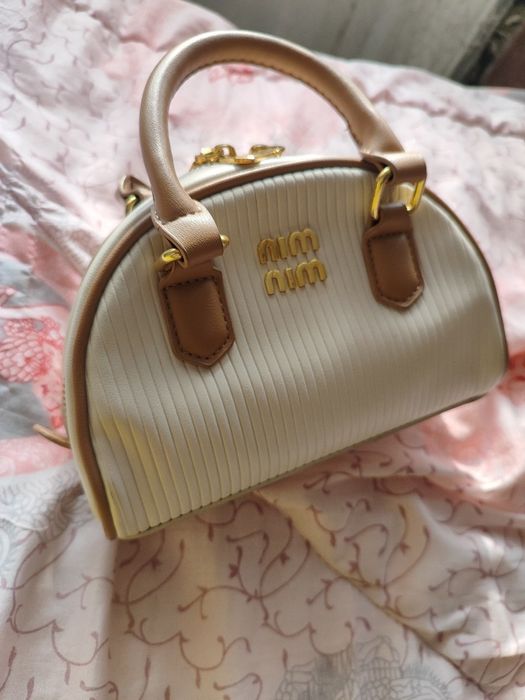 Ayollar sumkasi Yangi holatda Brend miu miu remishoklari bor