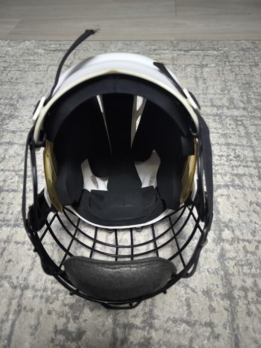 Продам шлем хоккейный .