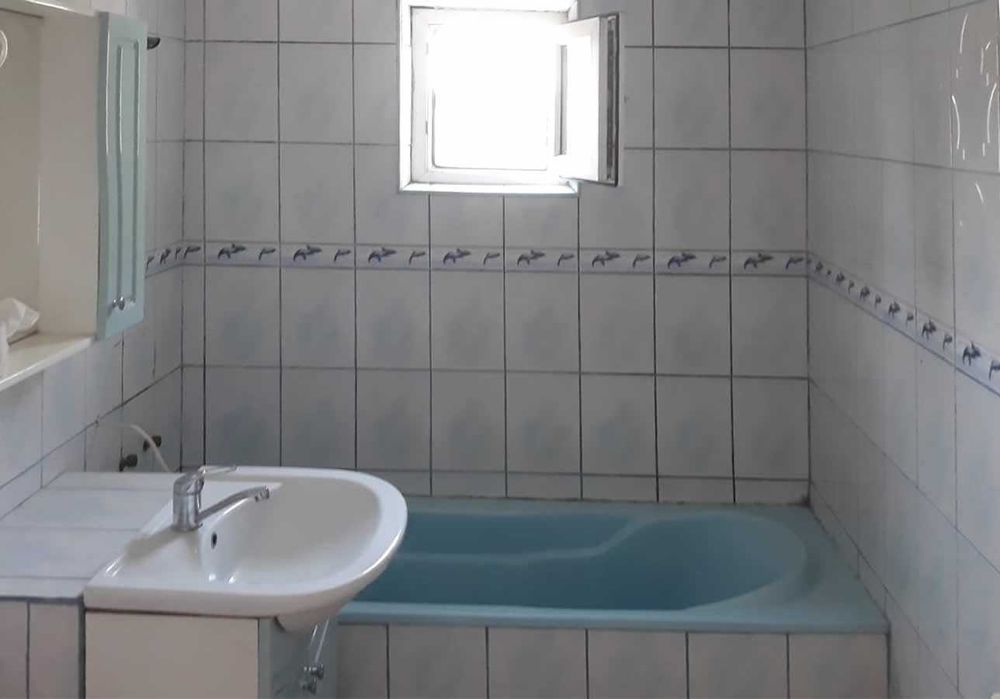 Vând apartament 2 camere, decomandat, 53 mp, str. Jiului, Calafat, etaj 4/4, acoperișul de deasupra refăcut
