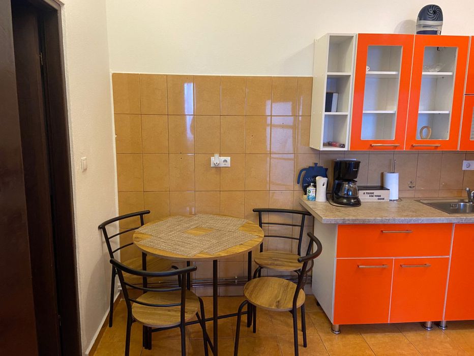 Inchiriez apartament la casa