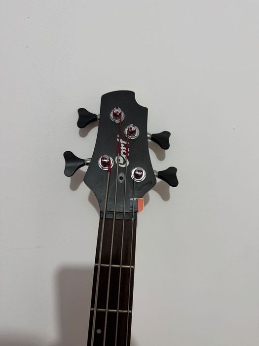 Продавам бас Китара Cort