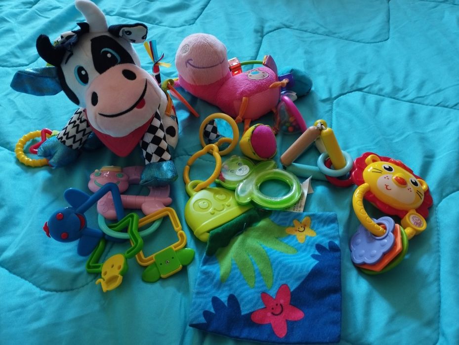 Лот бебешки развиващи играчки.