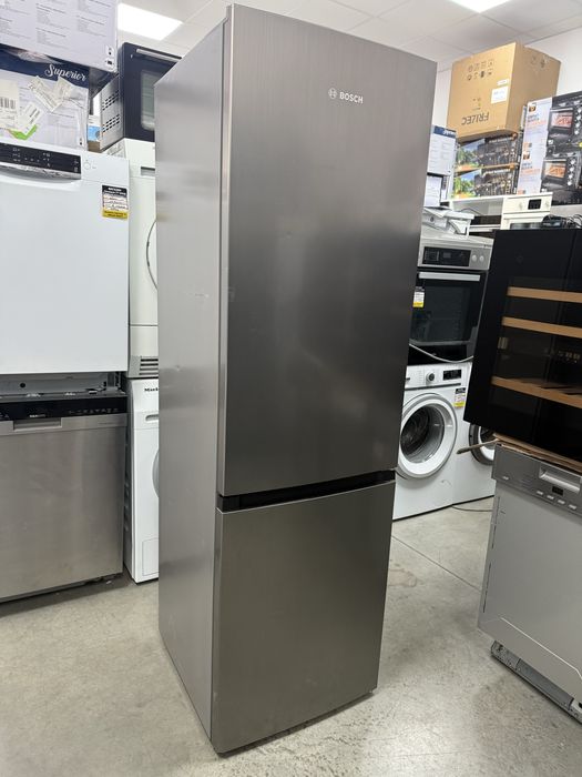 Хладилник и фризер за вграждане Bosch.