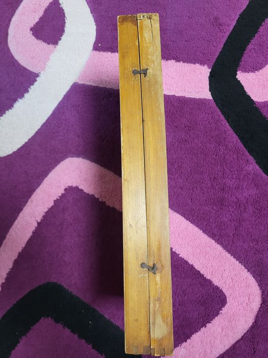 Vând cutie de lemn ptr jocul de table și sah