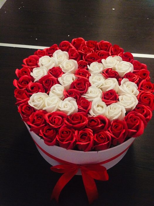 Cutie cu trandafiri din petale de sapun cu numar aniversar 250 lei