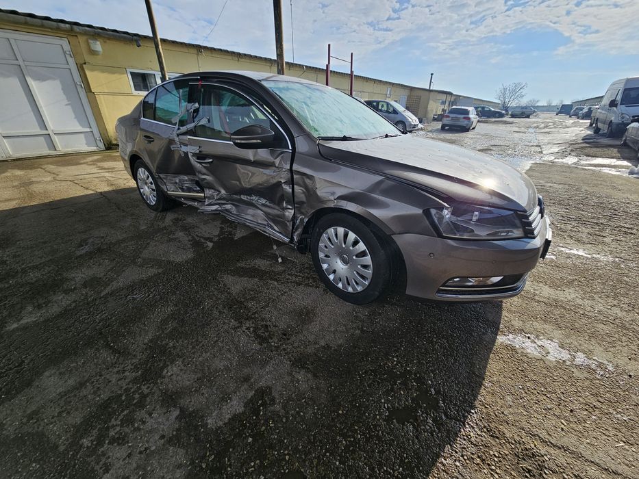 Vand dezmembrez vw passat B7  , 60000 km , 1.8 tsi , 160 cp ,  AVARIAT