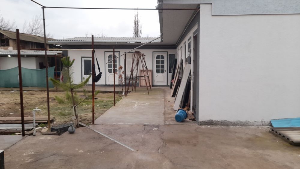 Uy sotiladi 6 sotix 11 xona