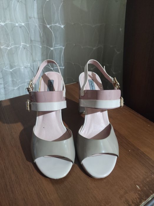 Ayollar shoxona oyoq kiyimi