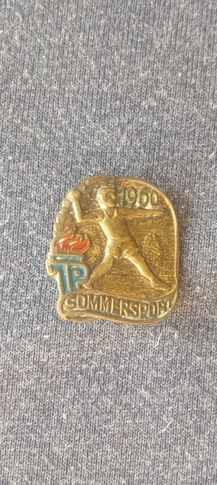 Продам старые значки.