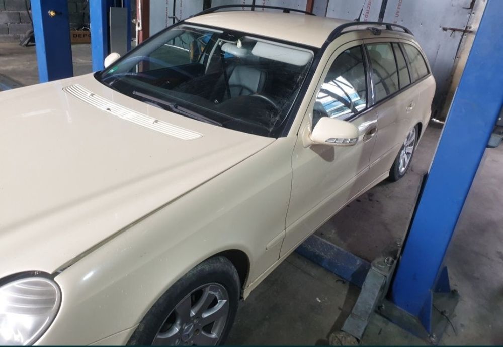 Dezmembrez Mercedes E 220